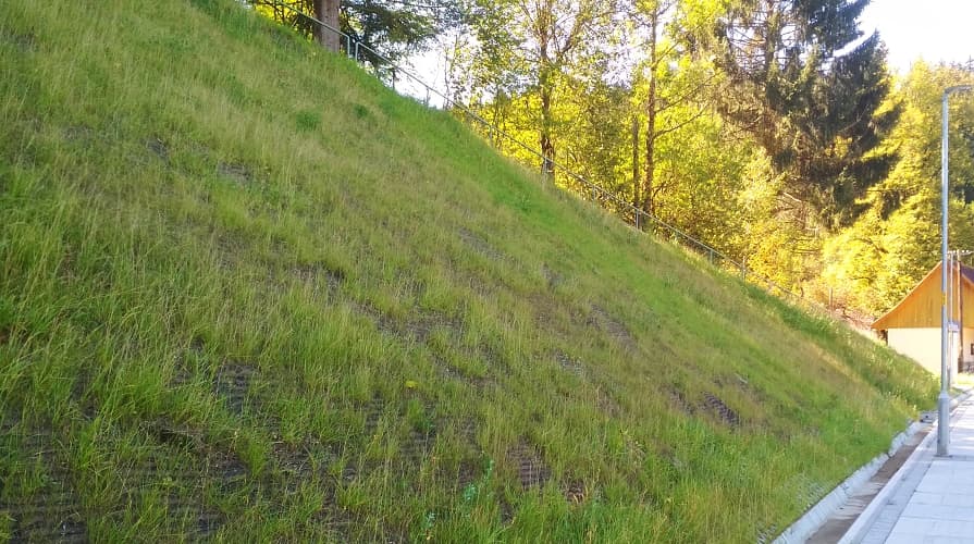 Použitie trvalej protieróznej georohože na strmých svahoch